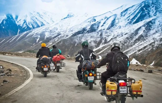 Solo vs Group Bike Trip